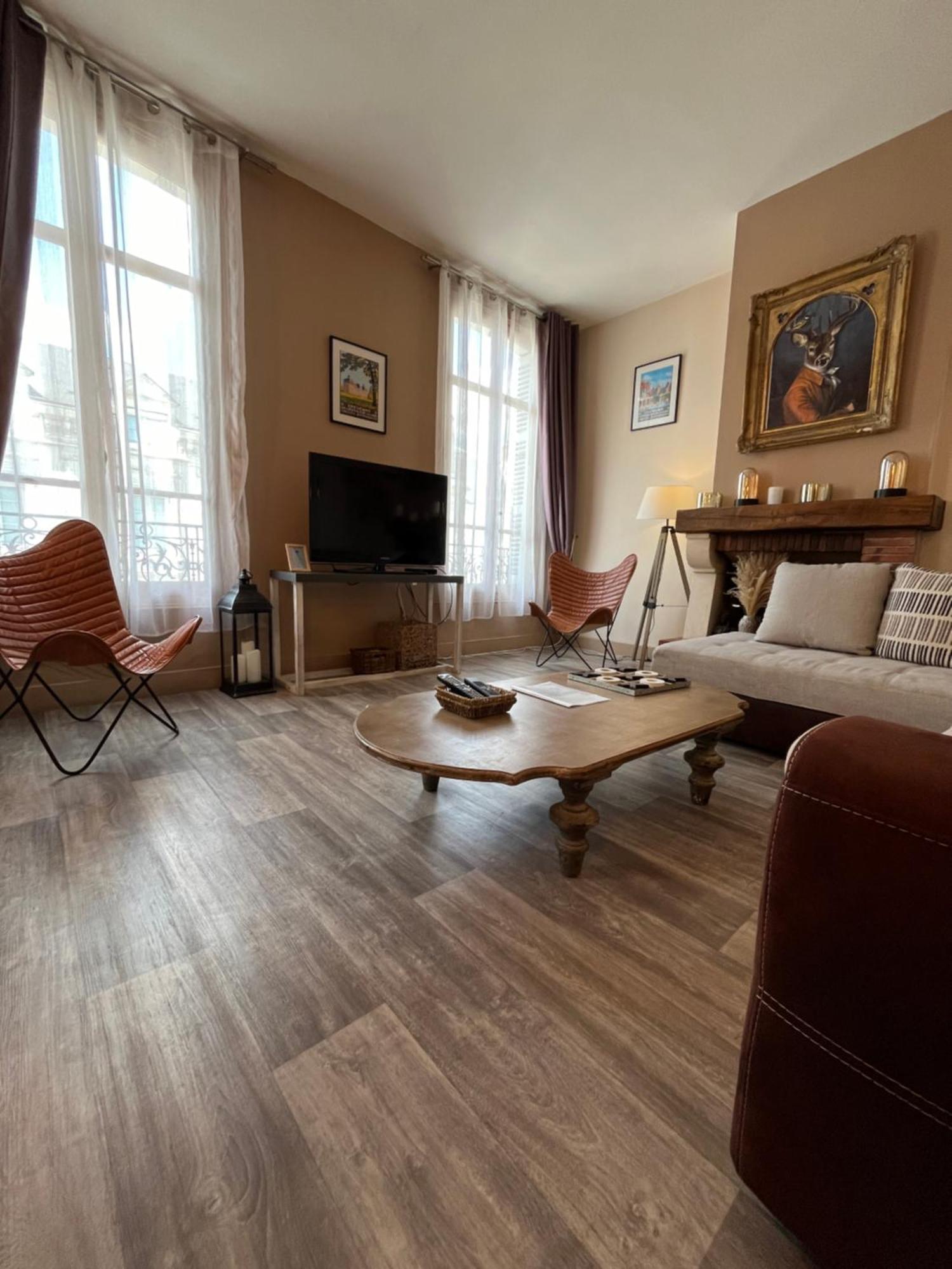 Cote Chateau - Grand Appartement Au Coeur De بلْوا المظهر الخارجي الصورة